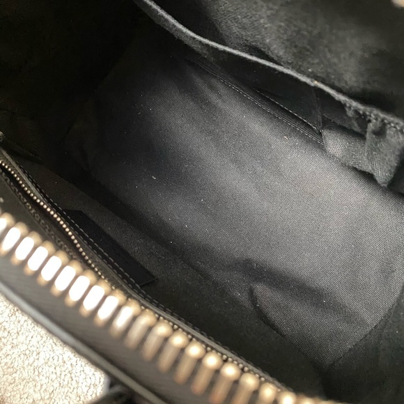 SOLD on 🅿️🅿️💜Last call! Givenchy small Antigona in glazed calfskin - Picture 9 of 16